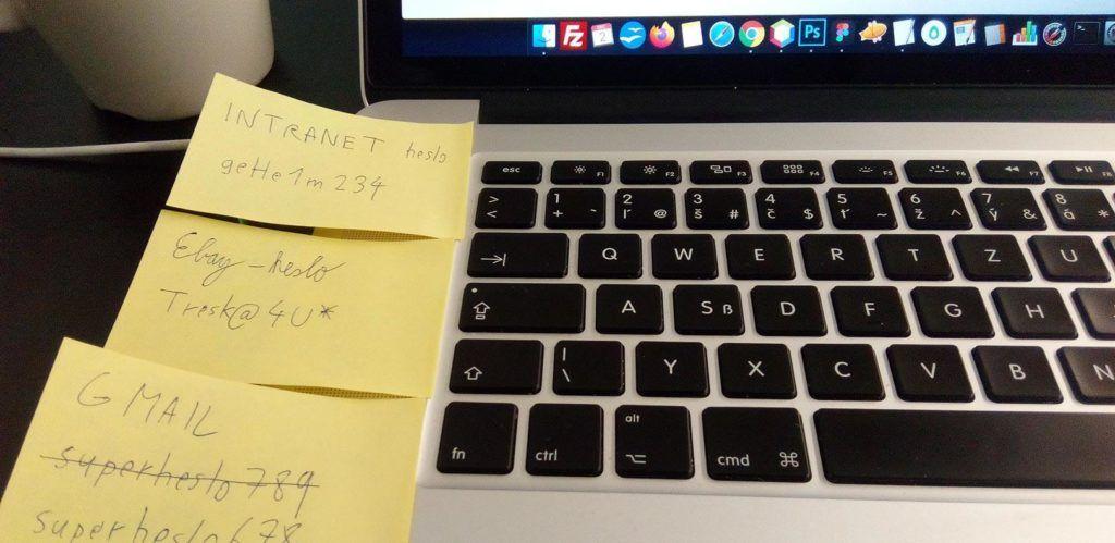 Návrhy na heslá prilepené na papieriku k notebooku