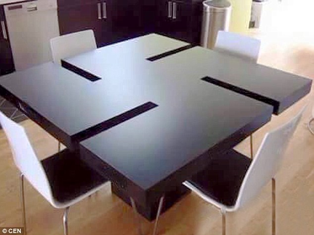 IKEA stôl v tvare hákového kríža