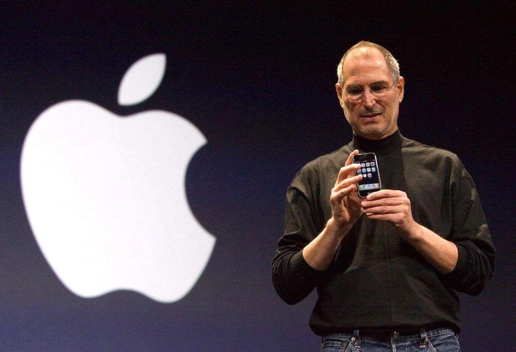Steve Jobs prezentuje iPhone