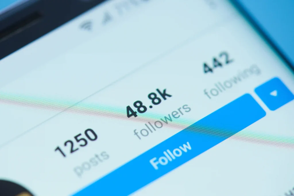 Počet followerov na sociálnej sieti zobrazený na mobile