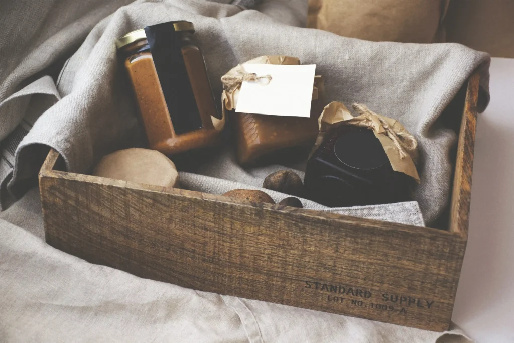Džemy od lokálnych výrobcov v drevenej krabičke Photo by Dmitry Mashkin on Unsplash