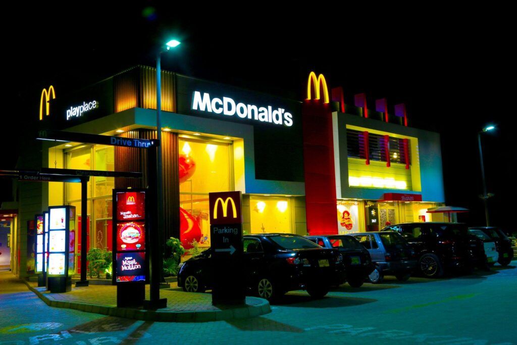 Vysvietený McDonald’s v noci